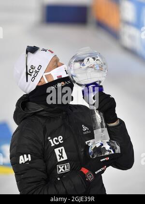 Der drittplatzierte Norweger Johannes Thingnes Boe küsst die Trophäe nach dem Gewinn des Gesamtweltcups, nach dem 15-km-Massenstart-Wettbewerb der Männer während des IBU-Biathlon-Weltcups in Ostersund, Schweden, am 21. März 2021. Photo anders Wiklund / TT / Code 10040 *** SCHWEDEN OUT *** Stockfoto