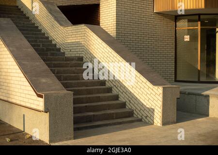 Haupteingang. Schritte in der Architektur. Details des Eingangs zum Theater. Stockfoto