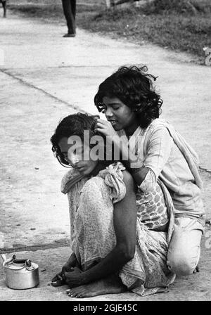 Dacca 1974-04-21 Bihari-Flüchtlinge in einem Lager in Dhaka, Bangladesch. Eine Frau und ein Kind. Foto: Lars Groth / DN / TT / Code: 19 Stockfoto