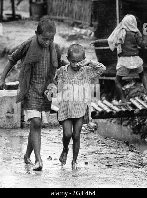 Dacca 1974-04-21 Bihari-Flüchtlinge in einem Lager in Dhaka, Bangladesch. Kinder gehen im Regen und Schlamm. Foto: Lars Groth / DN / TT / Code: 19 Stockfoto