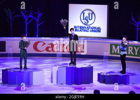 Von links Yuma Kagiyama aus Japan, Silber, Nathan Chen aus den USA, Gold und Shoma Uno aus Japan, Bronze-Pose mit ihren Medaillen nach dem Freilaufen der Männer bei den ISU-Eiskunstlauf-Weltmeisterschaften in Stockholm, Schweden, 27. März 2021. Foto Jessica Gow / TT kod 10070 Stockfoto