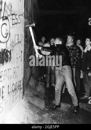 Berlin 1989-11-15 der Fall der Berliner Mauer, die Grenzöffnung. Menschen, die versuchen, die Wand mit verschiedenen Werkzeugen niederzureißen. Foto: Sven-Erik Sjoberg / DN / TT / Code 53 Stockfoto