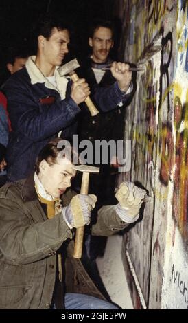 Berlin 1989-11-15 der Fall der Berliner Mauer, die Grenzöffnung. Menschen, die versuchen, die Wand mit verschiedenen Werkzeugen niederzureißen. Foto: Sven-Erik Sjoberg / DN / TT / Code 53 Stockfoto