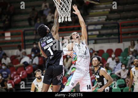 Heimdebüt des Teams Derthona Basket in Supercoppa Discovery+ gegen Trento beim PalaFerraris in Casale. Bertram Tortona vs Dolomiti Energia Trentino 81 - 72. (Foto von Norberto Maccagno/Pacific Press/Sipa USA) Stockfoto