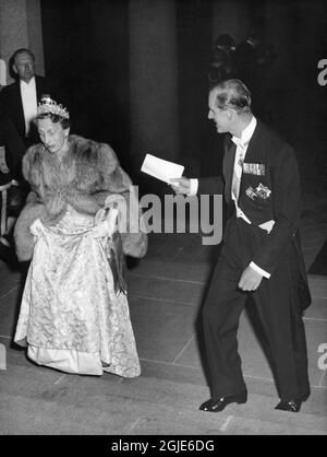 Königin Louise von Schweden (Lady Louise Mountbatten) und ihr Neffe Prinz Philip kommen anlässlich des Staatsbesuchs von Königin Elizabeth in Schweden am 15. Juni 1956 beim Amaranther Ball im Stockholmer Rathaus an. Foto: Aftonbladet / TT-Code 2512 Stockfoto