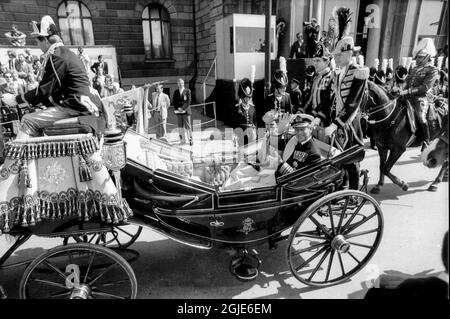 Prinz Philip in der königlichen Kutsche mit Königin Silvia in Stockholm, Schweden am 25. Mai 1983. Prinz Philip und Königin Elisabeth II. Sind am 25. Und 28. Mai zu einem viertägigen offiziellen Staatsbesuch in Schweden. Foto: Dan Hansson / SVD / TT / Code 12014 Stockfoto