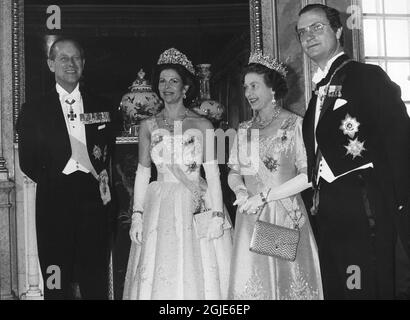 Der britische Prinz Philip und Königin Elizabeth II. Zusammen mit dem schwedischen Königspaar König Carl XVI Gustaf und Königin Silvia bei einem Galadiner im Stockholmer Schloss am 25. Mai 1983. Das britische Königspaar in Schweden zu einem viertägigen offiziellen Staatsbesuch vom 25. Bis 28. Mai. Foto: Bjorn Elgstrand / Reportagebild / TT Code 37770 Stockfoto