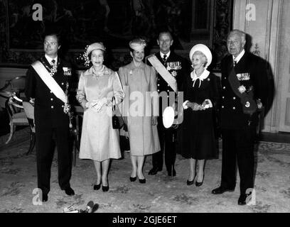 König Carl Gustaf (links), Königin Elizabeth II., Königin Silvia, Prinz Philip und Prinzessin Lilian und Prinz Bertil (rechts) im Königspalast in Stockholm, nach der Ankunft in Stockholm, Schweden am 25. Mai 1983. Das britische Königspaar ist vom 25. Bis 28. Mai zu einem viertägigen offiziellen Staatsbesuch in Schweden. Foto: Stefan Lindblom / TT / Code 20360 Stockfoto