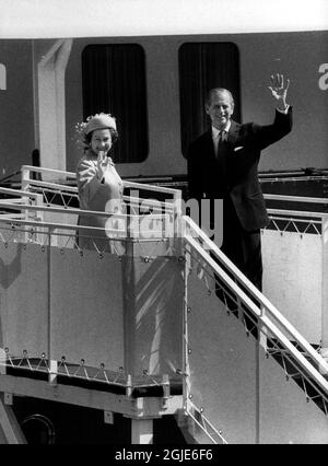 Königin Elizabeth II. Und Prinz Philip winken den Massen aus Britannia während ihres Staatsbesuches in Stockholm, Schweden, am 26. Mai 1983 zu. Foto: Anders Holmstrom / SVD / TT / Code 12014 Stockfoto