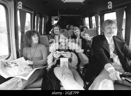 ABBA in ihrem Tourbus Somewhere in Sweden, 19. November 1974. Anni-Frid Lyngstad, Benny Andersson und Busfahrerin Hansi Schwarz. Auf dem Rücksitz Bjorn Ulvaeus und Agnetha Faltskog. Foto: Olle Karud / Expressen / TT / Code 30 Stockfoto