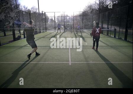 Menschen, die am 20. April 2021 auf den Außenplätzen von Vintervikshallen in Stockholm, Schweden, Padel spielen. Padel ist ein Schlägersport, der die Elemente Tennis, Squash und Badminton kombiniert. Foto Janerik Henriksson / TT-Code 10010 Stockfoto