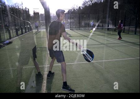 Menschen, die am 20. April 2021 auf den Außenplätzen von Vintervikshallen in Stockholm, Schweden, Padel spielen. Padel ist ein Schlägersport, der die Elemente Tennis, Squash und Badminton kombiniert. Foto Janerik Henriksson / TT-Code 10010 Stockfoto