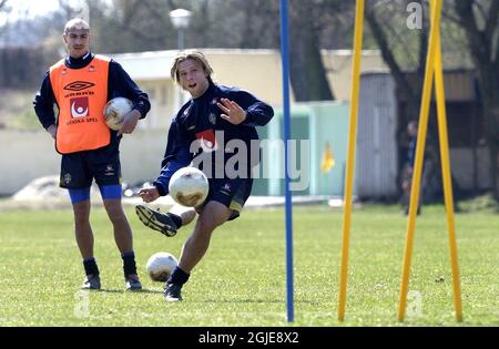 Die Schwedin Henrik Larsson (l) und anders Svensson (r) sind während des Trainings in Aktion Stockfoto