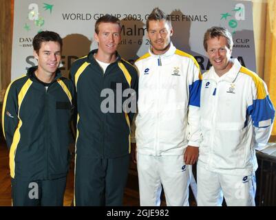 Die australischen Doppelteams Todd Woodbridge und Wayne Arthurs mit den schwedischen Doppelteams Thomas Enqvist und Jonas Bjšrkman Stockfoto