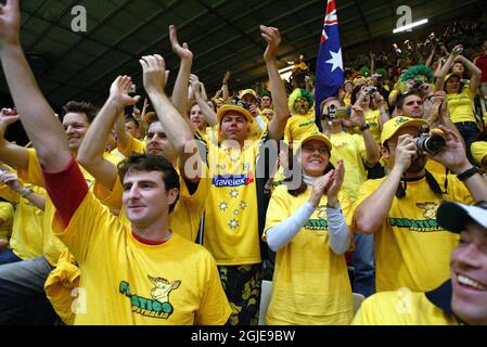 Die australischen Fans jubeln, nachdem die Australier Wayne Arthurs und Todd Woodbridge die Schweden Jonas Bjorkman und Thomas Enqvist besiegt hatten, um ihrem Land eine unangreifbare 3-0-Führung über Schweden zu geben Stockfoto