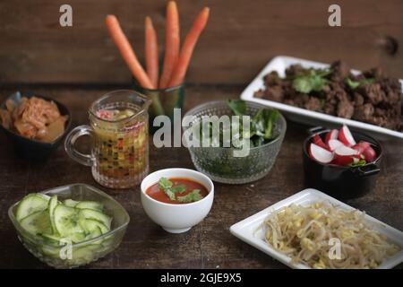 Erstellen oder bauen Sie Ihre eigene Schüssel mit koreanischem Bibimbap, in dem Hackfleisch, gekochter Reis, mariniertes Fleisch, leicht eingelegtes Gemüse, leckere Chilisauce und Kimchi sowie rohe oder gebratene Eier darauf verwendet werden. Foto Janerik Henriksson / TT-Code 10010 Stockfoto