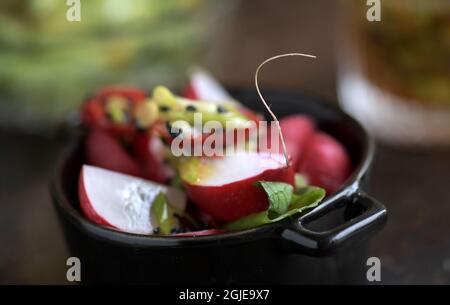 Erstellen oder bauen Sie Ihre eigene Schüssel mit koreanischen Bibimbap. Eine Schüssel mit eingelegtem Rettich Foto Janerik Henriksson / TT Code 10010 Stockfoto