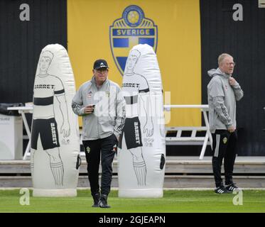 Schwedens Coach Janne Andersson nimmt am 25. Mai 2021 an einer Trainingseinheit in Bastad, Schweden, Teil. Das schwedische Team bereitet sich auf die bevorstehende Fußball-Europameisterschaft 2020 vor. Foto: Anders Wiklund / TT / Code 10040 *** SCHWEDEN OUT *** Stockfoto