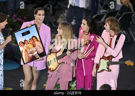 Lotta Engberg mit Damiano David, Victoria De Angelis, Ethan Torchio, Thomas Raggi. Aus Maneskin, Gewinner des Eurovision Song Contest, am 20. Juni 2021 auf der Bühne des Lotta pa Liseberg in Göteborg, Schweden. Foto: Tommy Holl / TT Code 12033 Stockfoto