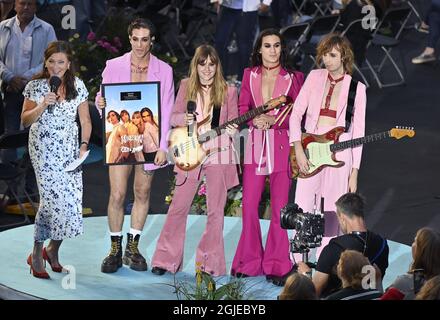 Lotta Engberg mit Damiano David, Victoria De Angelis, Ethan Torchio, Thomas Raggi. Aus Maneskin, Gewinner des Eurovision Song Contest, am 20. Juni 2021 auf der Bühne des Lotta pa Liseberg in Göteborg, Schweden. Foto: Tommy Holl / TT Code 12033 Stockfoto