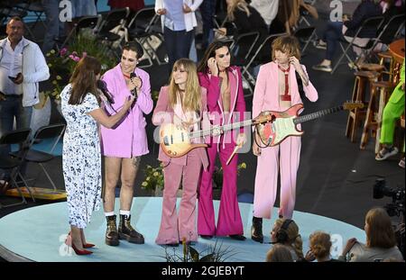 Lotta Engberg mit Damiano David, Victoria De Angelis, Ethan Torchio, Thomas Raggi. Aus Maneskin, Gewinner des Eurovision Song Contest, am 20. Juni 2021 auf der Bühne des Lotta pa Liseberg in Göteborg, Schweden. Foto: Tommy Holl / TT Code 12033 Stockfoto