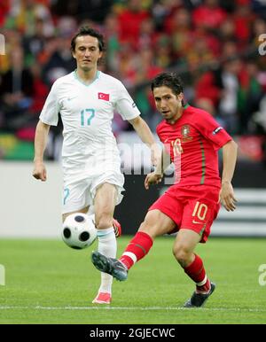 Der Portugiesen Joao MOUTINHO und der türkische Tuncay SANLI (L) während des Gruppengleichs Zwischen Portugal und der Türkei in Genf, Schweiz. Stockfoto