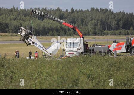 Das Flugzeugwrack, das am Donnerstag auf dem schwedischen Flughafen Orebro abgestürzt ist, wird am 11. Juli 2021 wegtransportiert. Das Flugzeug wurde vom örtlichen Fallschirmclub mit neun Personen an Bord benutzt, alle neun starben bei dem Unfall. Foto: Pavel Koubek/TT kod 11380 Stockfoto