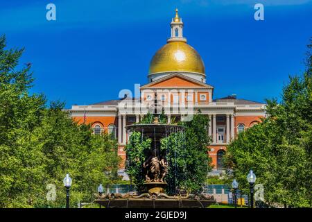 Brewer Fountain, Boston Common, State House, Boston, Massachusetts. Springbrunnen gegossen 1868 von Lenard. Massachusetts State House erbaut 1798 und Gold lea Stockfoto