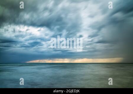 USA, Michigan, Munising, Pictured Rocks National Lakeshore, abstrakte Ansicht von Regenwolken über Lake Superior bei Sonnenuntergang Stockfoto