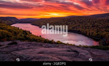 USA, Michigan, Upper Peninsula, Porcupine Mountains Wilderness State Park, Dawn Over Lake of the Clouds Stockfoto