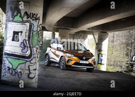 Renault Captur TCE 130 intens. Auto unter einer Brücke geparkt, Graffiti Foto: Pontus Lundahl / TT / Code 10050 Stockfoto