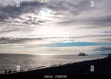 Brighton, Großbritannien. September 2021. Ein Makrelenhimmel über Brighton Beach und Strandpromenade nach einem warmen Tag an der Südküste. Ein Makrelenhimmel ist ein Zeichen dafür, dass sich das Wetter ändert und die kühleren Bedingungen für den Großteil Großbritanniens in den nächsten Tagen prognostiziert werden : Credit Simon Dack/Alamy Live News Stockfoto