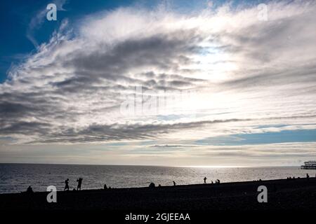 Brighton, Großbritannien. September 2021. Ein Makrelenhimmel über Brighton Beach und Strandpromenade nach einem warmen Tag an der Südküste. Ein Makrelenhimmel ist ein Zeichen dafür, dass sich das Wetter ändert und die kühleren Bedingungen für den Großteil Großbritanniens in den nächsten Tagen prognostiziert werden : Credit Simon Dack/Alamy Live News Stockfoto