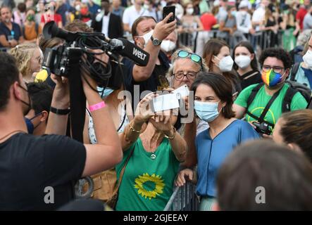 München, Deutschland. September 2021. Annalena Baerbock (r), Kanzlerin der Grünen, posiert nach einer Wahlkampfveranstaltung am Geschwister-Scholl-Platz für Selfies. Quelle: Angelika Warmuth/dpa/Alamy Live News Stockfoto