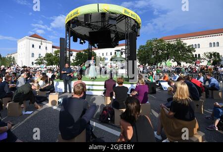 München, Deutschland. September 2021. Annalena Baerbock (M), Kanzlerin der Grünen, spricht bei einer Wahlkampfveranstaltung am Geschwister-Scholl-Platz. Quelle: Angelika Warmuth/dpa/Alamy Live News Stockfoto