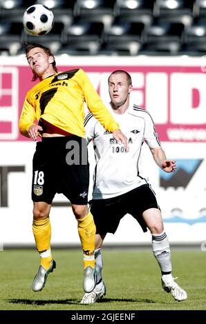 Rosenborgs Fredrik Stoor und NAC Bredas Donny Gorter während der Intertoto-Cup-Runde 3 stehen im Spiel mit Rosenborg (Norwegen) - NAC Breda (Holland). Rosenborg besiegte NAC Breda mit 2:0. Stockfoto