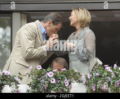 Pierce Brosnan küsst die Hand des Abba-Mitglieds Anni-Frid Lyngstad-Reuss vor der Premiere der Filmversion des Musicals 'Mamma Mia' in Stockholm. Stockfoto