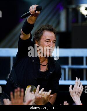 DER US-Rocksänger Bruce Springsteen und die E-Street-Band treten im Ullevi Stadium in Göteborg auf. Stockfoto