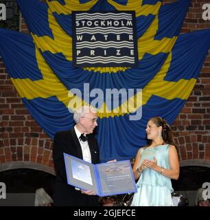 Der britische Professor John Anthony Allan erhält den Stockholm Water Prize 2008 von Schwedens Kronprinzessin Victoria im Rathaus von Stockholm. Der Preis beinhaltet eine Geldprämie in Höhe von 150,000 US-Dollar. Allan vom King's College der University of London gewann den Preis für Studien darüber, wie die Lebensmittelproduktion riesige Mengen an Wasser verbraucht, darunter sein Konzept des virtuellen Wassers, das Wasser misst, das bei der Herstellung von Lebensmitteln und Industrieprodukten verwendet wird. Stockfoto