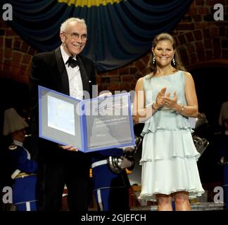 Der britische Professor John Anthony Allan erhält den Stockholm Water Prize 2008 von Schwedens Kronprinzessin Victoria im Rathaus von Stockholm. Der Preis beinhaltet eine Geldprämie in Höhe von 150,000 US-Dollar. Allan vom King's College der University of London gewann den Preis für Studien darüber, wie die Lebensmittelproduktion riesige Mengen an Wasser verbraucht, darunter sein Konzept des virtuellen Wassers, das Wasser misst, das bei der Herstellung von Lebensmitteln und Industrieprodukten verwendet wird. Stockfoto