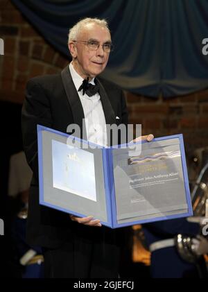 Der britische Professor John Anthony Allan erhält den Stockholm Water Prize 2008 von Schwedens Kronprinzessin Victoria im Rathaus von Stockholm. Der Preis beinhaltet eine Geldprämie in Höhe von 150,000 US-Dollar. Allan vom King's College der University of London gewann den Preis für Studien darüber, wie die Lebensmittelproduktion riesige Mengen an Wasser verbraucht, darunter sein Konzept des virtuellen Wassers, das Wasser misst, das bei der Herstellung von Lebensmitteln und Industrieprodukten verwendet wird. Stockfoto