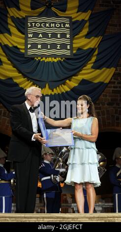 Der britische Professor John Anthony Allan erhält den Stockholm Water Prize 2008 von Schwedens Kronprinzessin Victoria im Rathaus von Stockholm. Der Preis beinhaltet eine Geldprämie in Höhe von 150,000 US-Dollar. Allan vom King's College der University of London gewann den Preis für Studien darüber, wie die Lebensmittelproduktion riesige Mengen an Wasser verbraucht, darunter sein Konzept des virtuellen Wassers, das Wasser misst, das bei der Herstellung von Lebensmitteln und Industrieprodukten verwendet wird. Stockfoto