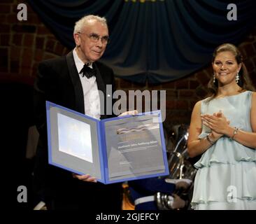 Der britische Professor John Anthony Allan erhält den Stockholm Water Prize 2008 von Schwedens Kronprinzessin Victoria im Rathaus von Stockholm. Der Preis beinhaltet eine Geldprämie in Höhe von 150,000 US-Dollar. Allan vom King's College der University of London gewann den Preis für Studien darüber, wie die Lebensmittelproduktion riesige Mengen an Wasser verbraucht, darunter sein Konzept des virtuellen Wassers, das Wasser misst, das bei der Herstellung von Lebensmitteln und Industrieprodukten verwendet wird. Stockfoto