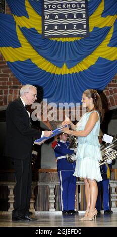 Der britische Professor John Anthony Allan erhält den Stockholm Water Prize 2008 von Schwedens Kronprinzessin Victoria im Rathaus von Stockholm. Der Preis beinhaltet eine Geldprämie in Höhe von 150,000 US-Dollar. Allan vom King's College der University of London gewann den Preis für Studien darüber, wie die Lebensmittelproduktion riesige Mengen an Wasser verbraucht, darunter sein Konzept des virtuellen Wassers, das Wasser misst, das bei der Herstellung von Lebensmitteln und Industrieprodukten verwendet wird. Stockfoto