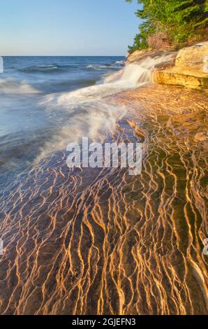 Elliot Falls fließt über Schichten aus Sandstein der Au Train Formation am Miners Beach. Pictured Rocks National Lakeshore, Michigan Stockfoto