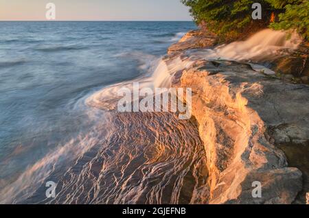 Elliot Falls fließt über Schichten aus Sandstein der Au Train Formation am Miners Beach. Pictured Rocks National Lakeshore, Michigan Stockfoto