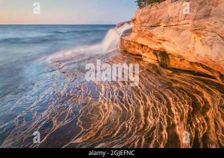 Elliot Falls fließt über Schichten aus Sandstein der Au Train Formation am Miners Beach. Pictured Rocks National Lakeshore, Michigan Stockfoto