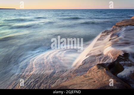 Elliot Falls fließt über Schichten aus Sandstein der Au Train Formation am Miners Beach. Pictured Rocks National Lakeshore, Michigan Stockfoto