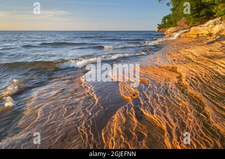 Elliot Falls fließt über Schichten aus Sandstein der Au Train Formation am Miners Beach. Pictured Rocks National Lakeshore, Michigan Stockfoto