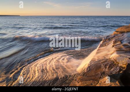 Elliot Falls fließt über Schichten aus Sandstein der Au Train Formation am Miners Beach. Pictured Rocks National Lakeshore, Michigan Stockfoto